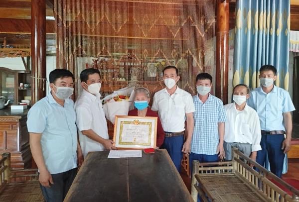 Hương Sơn trao 173 Huy hiệu Đảng đợt 2/9